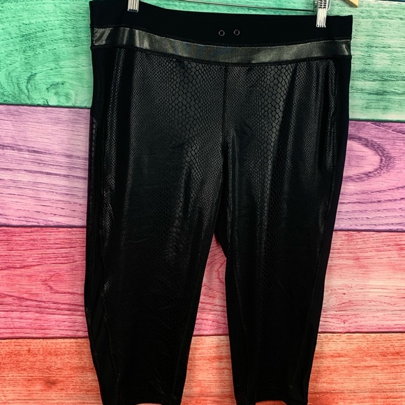 😍Ki PERFORMANCE black python & metallic snakeskin yoga spandex Capris😍 - Picture 7 of 14